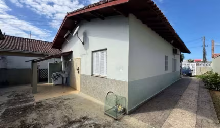 Casa na praia com 3 quartos e jardim em Peruíbe.