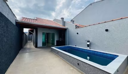 Casa na praia com piscina, 2 quartos e churrasqueira em Itanhaém.