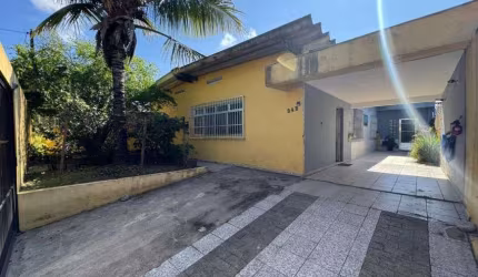 Casa na praia com 2 quartos, edícula e jardim em Peruíbe.