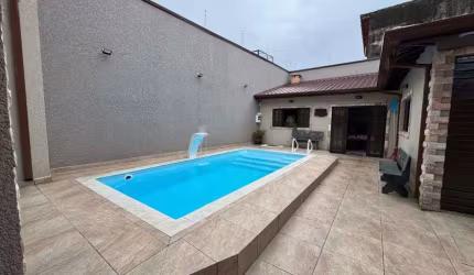 Casa na praia com 5 quartos, piscina, área gourmet com churrasqueira e academia em Peruíbe.