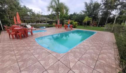 Chácara com piscina, 5 quartos e área gourmet com churrasqueira em Itanhaém.