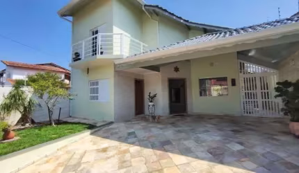 Casa com 3 quartos, área gourmet e jardim em Peruíbe.