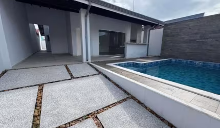 Casa na praia com 3 quartos e piscina em Peruíbe.
