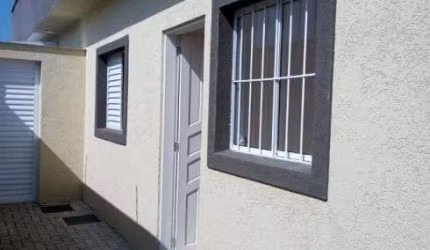 Casa em condomínio com 2 quartos, piscina e churrasqueira em Itanhaém.