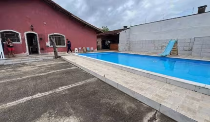 Casa à 150m do mar com 3 quartos e piscina em Peruíbe.