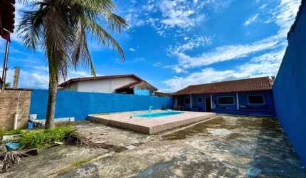 Casa com 2 quartos, piscina e área gourmet com churrasqueira em Peruíbe.