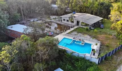 Chácara com 3 quartos, piscina e área gourmet com churrasqueira em Itanhaém.
