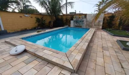 Casa com piscina e 8 quartos em Itanhaém.