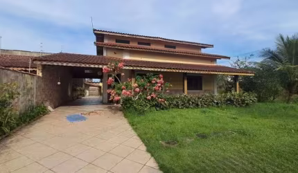 Casa com 3 quartos e espaço para piscina em Itanhaém.
