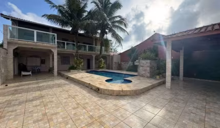 Casa com piscina, 3 quartos e churrasqueira em Itanhaém.