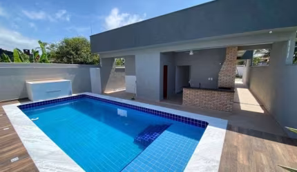 Casa na praia com piscina, 3 quartos e área gourmet em Itanhaém.