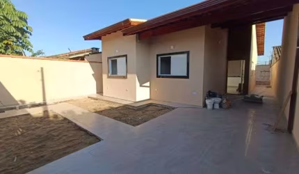 Casa na praia com 3 quartos, piscina e churrasqueira em Itanhaém.
