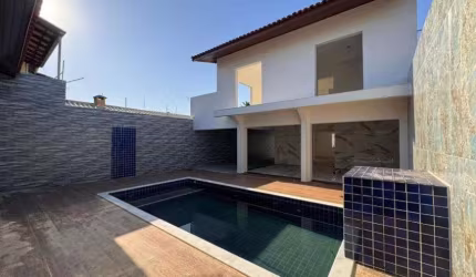 Casa na praia com 4 quartos e piscina em Itanhaém.