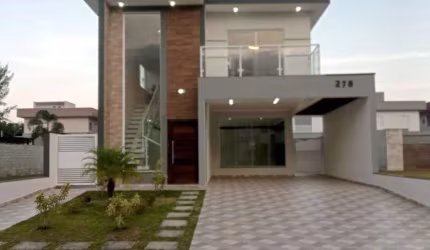 Casa em condomínio com piscina e 4 quartos em Itanhaém.
