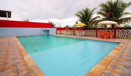 Chácara com piscina, 7 quartos e área gourmet com churrasqueira em Itanhaém.