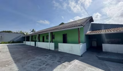 Casa lado praia com 8 quartos em Peruíbe.