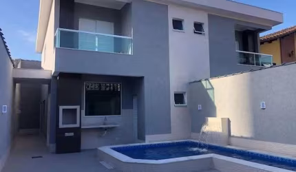 Casa com 3 quartos e piscina em Praia Grande.