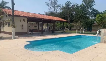 Chácara com 6 quartos e piscina em Itanhaém.