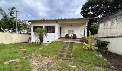 Casa com 3 quartos, espaço para piscina e jardim em Peruíbe.