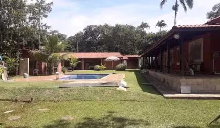 Chácara com piscina, 11 quartos e área gourmet em Peruíbe.