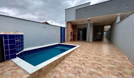 Casa na praia com 2 quartos, piscina e área gourmet em Peruíbe.