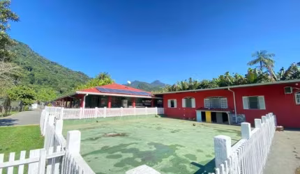 Chácara com piscina, 8 quartos, lago e churrasqueira em Itariri.