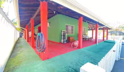 Chácara com piscina, 8 quartos, lago e churrasqueira em Itariri.