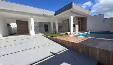 Casa na praia com 3 quartos e piscina em Itanhaém.