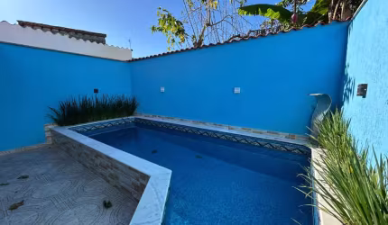 Casa com piscina, 2 quartos e área gourmet com churrasqueira em Itanhaém.