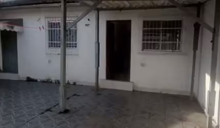 Casa térrea com 2 quartos e garagem para 3 carros, bairro Jardim Castelo, em Santos/SP