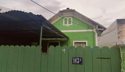 Terreno com 3 casa e terraço a venda em Bonsucesso.