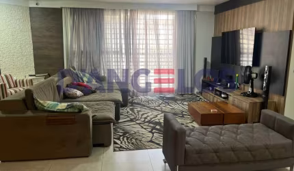 Casa de Luxo na Vila Mafra: 4 Quartos, 2 Suítes, 2 Salas, 4 Banheiros, 8 Vagas de Garagem - São Paulo-SP