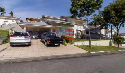 Venda de Sobrado de Alto Padrão em Condomínio no Jardim Cerejeiras, Arujá-SP: 4 Quartos, 2 Suítes, 2 Salas, 5 Banheiros, 2 Vagas de Garagem, 360m².