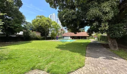 Vendo Linda Casa no Bairro da Iputinha com 280m², 4 quartos sendo 3 suítes  por R$ 1.550.000,00.