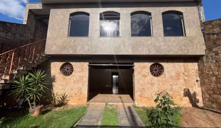 Casa para Locação com 3 Dormitórios e 5 Vagas de Garagem