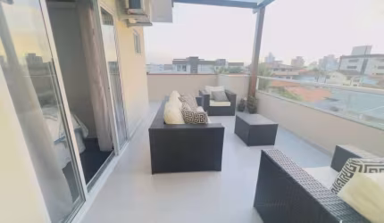 Cobertura com 160 m² 100% mobiliada, a 250 metros do mar faz limite com  Balneario Piçarras