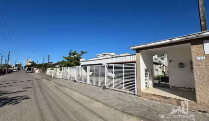 Casa na praia a 800 metros do mar em condomínio fechado