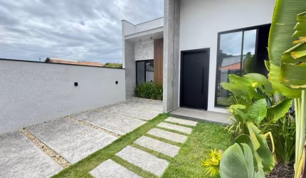 Casa na praia a 6 minutos do mar com excelente acabamento