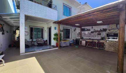Casa solta em Vilas do Atlântico.