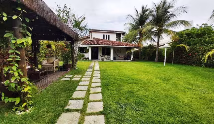 Casa com amplo terreno condomínio!!