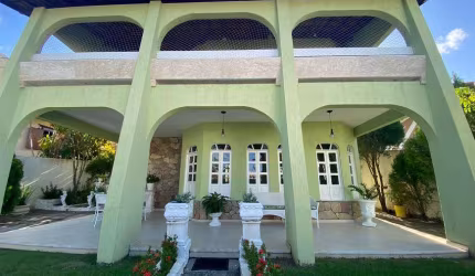 Casa com amplo terreno em Vilas do Atlântico.