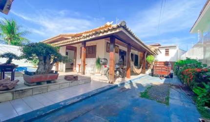 Casa em alameda Vilas do Atlântico.