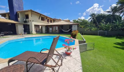 Casa com 1.300m² de terreno em Vilas do Atlântico.