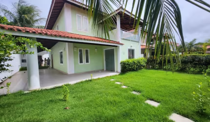 Casa com amplo terreno em cond. fechado!!