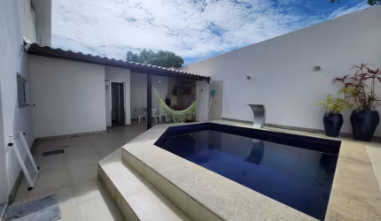 Casa com piscina em condomínio!