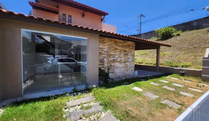 Casa em condomínio fechado com clube completo!!!