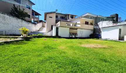 Casa amplo terreno em cond. fechado!!