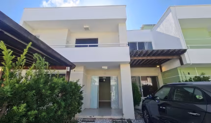 Casa em condomínio com clube completo!!