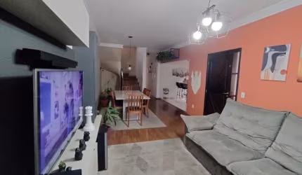 Casa de 3 dormitórios, 2 wcs, 2 vagas de garagem no centro de Mogi das Cruzes