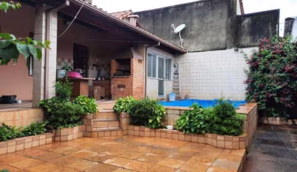 EXCELENTE CASA 3 QUARTOS, PISCINA, SUÍTE, 2 VAGAS.